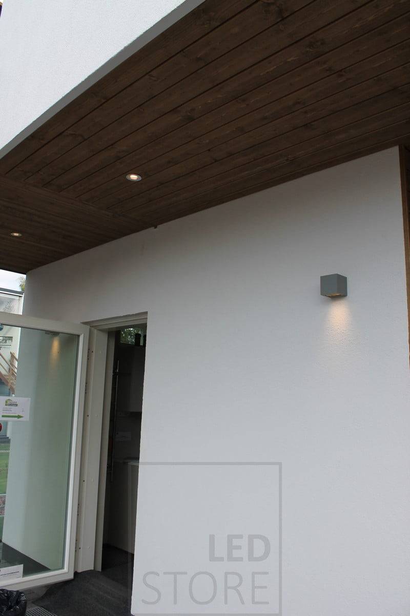 Luminaria CUBIC unidireccional de pared para exteriores.
